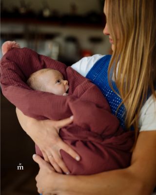 Nové barvy, které zahřejí podzim. 🍂 Naše péřové zavinovačky teď najdete i v odstínu Pomegranate, pro milovníky sytých...